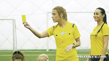 Чирлидерша занимается сексом со спортивным судьей